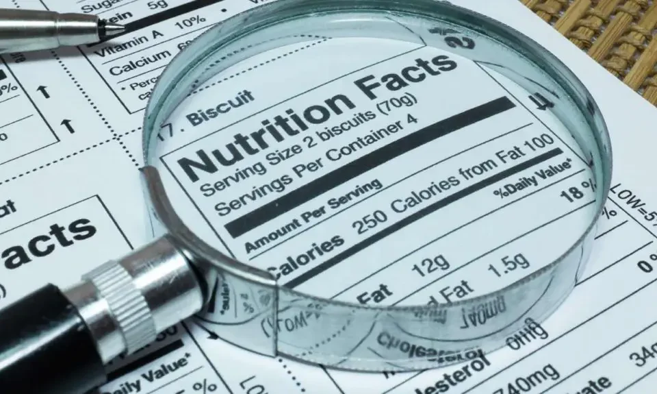 Etiquetado nutricional con lupa encima