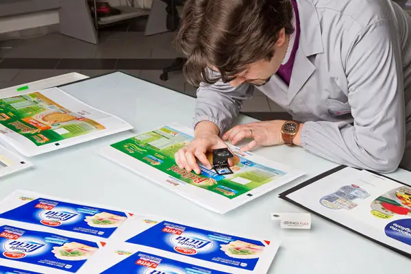 Profesional analizando calidad de etiquetado con lupa