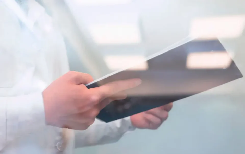 Profesional sosteniendo Carpeta