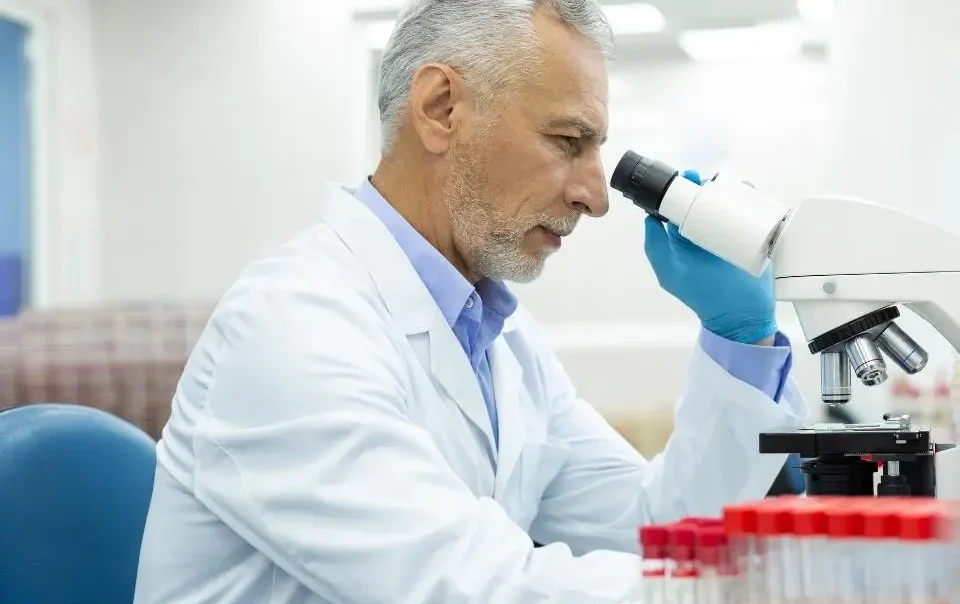 Profesional Laboratorio Microscopio Analizando Muestras