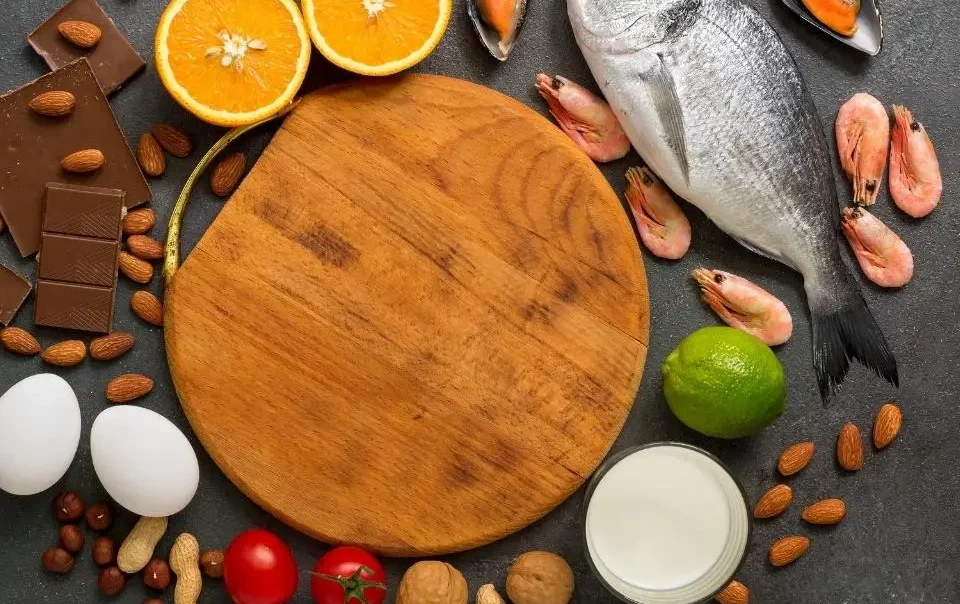 Tabla rodeado de alimentos