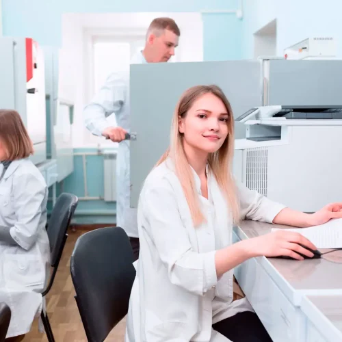 Tres Profesionales en laboratorio