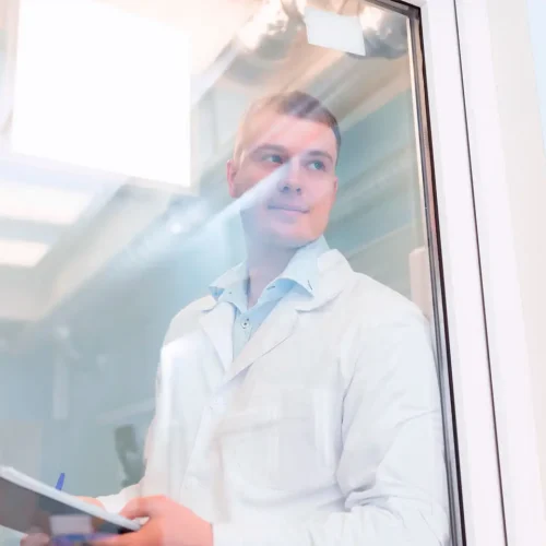 Profesional de laboratorio con anotador