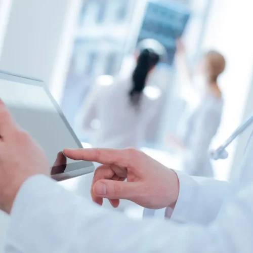 Profesional Medico utilizando tablet